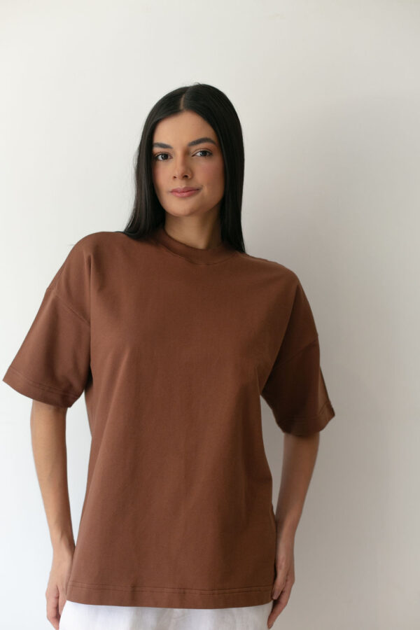 T-SHIRT OVERSIZED FEMININA MARROM